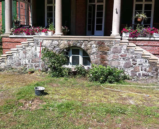 Elegant geflieste Treppe mit Trittkanten für Sicherheit und Ästhetik.
