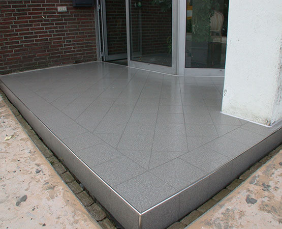 Hell und modern gestalteter Eingangsbereich mit großformatigen Bodenfliesen.