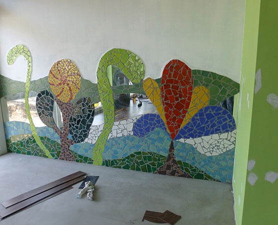 Kreative Wandgestaltung mit strukturierten Fliesen in einem Wohnbereich.