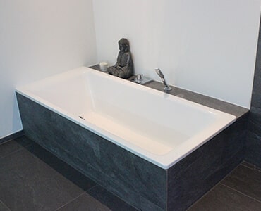 Modern geflieste Badewanne in einem eleganten Badezimmer, Highlight einer stilvollen Badsanierung.